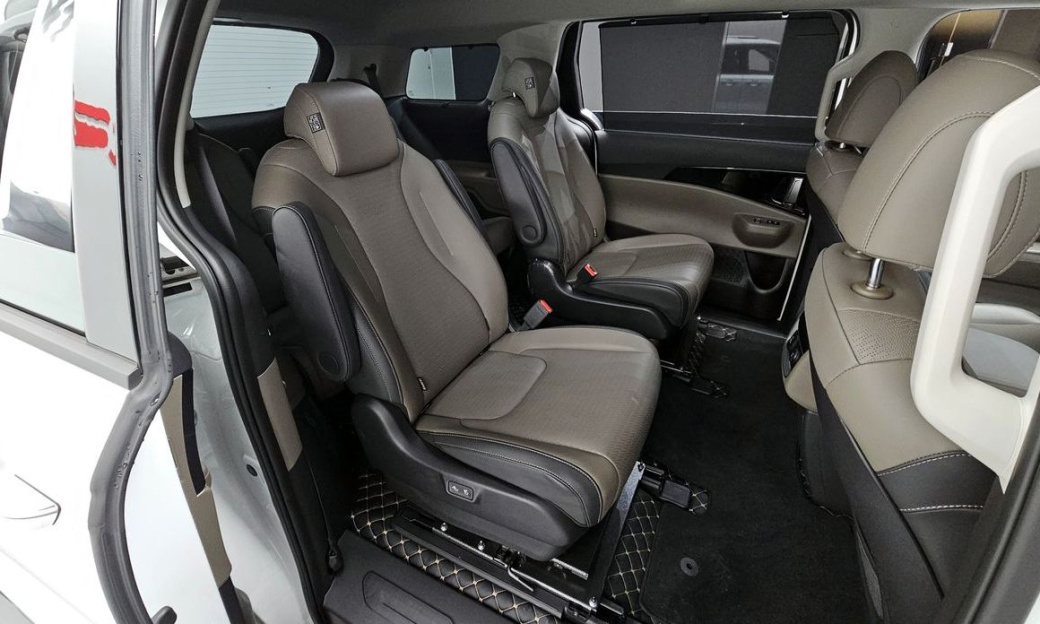 Kia Carnival 9-Seater Signature, 2024