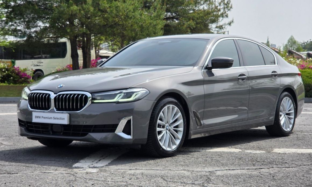 BMW 5-Series 520i Luxury, 2022