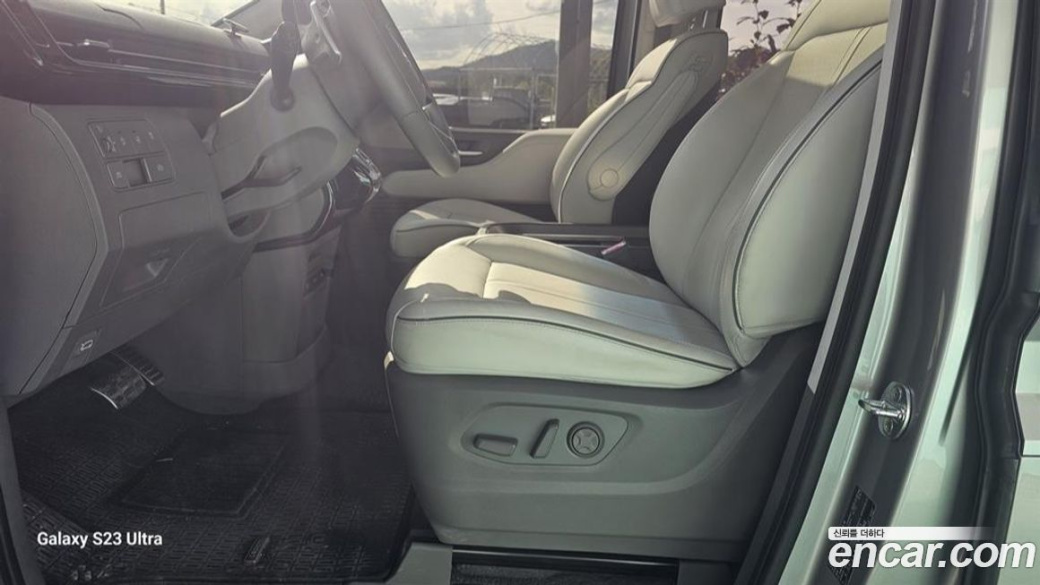 Hyundai Staria 4WD Lounge 9-Seater, 2025