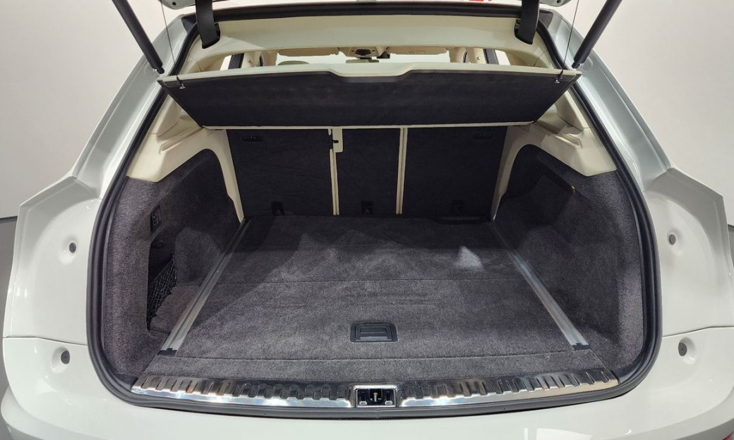 Bentley Bentayga 4.0 V8 Base, 2024
