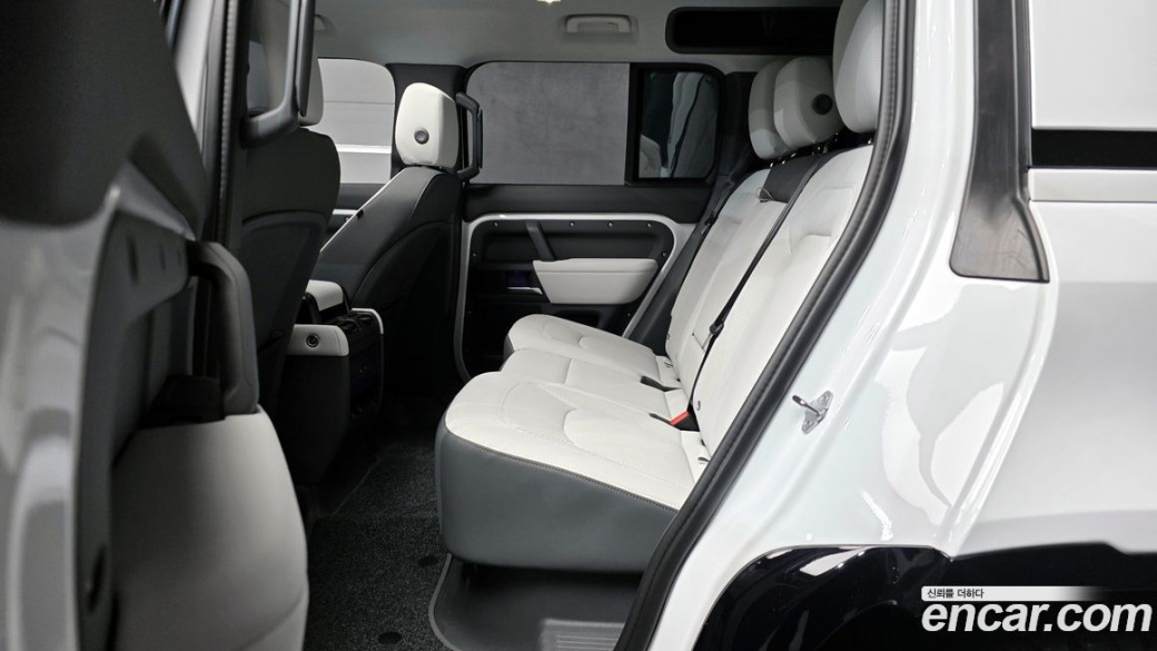 Land Rover Defender 110 D250 X-Dynamic SE, 2025