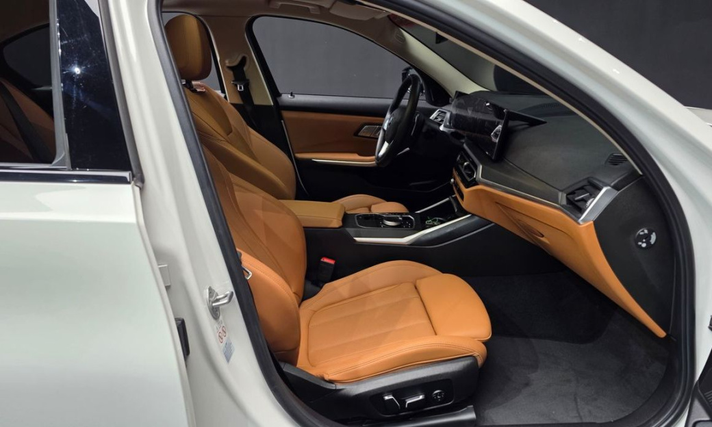BMW 3-Series 320i, 2024
