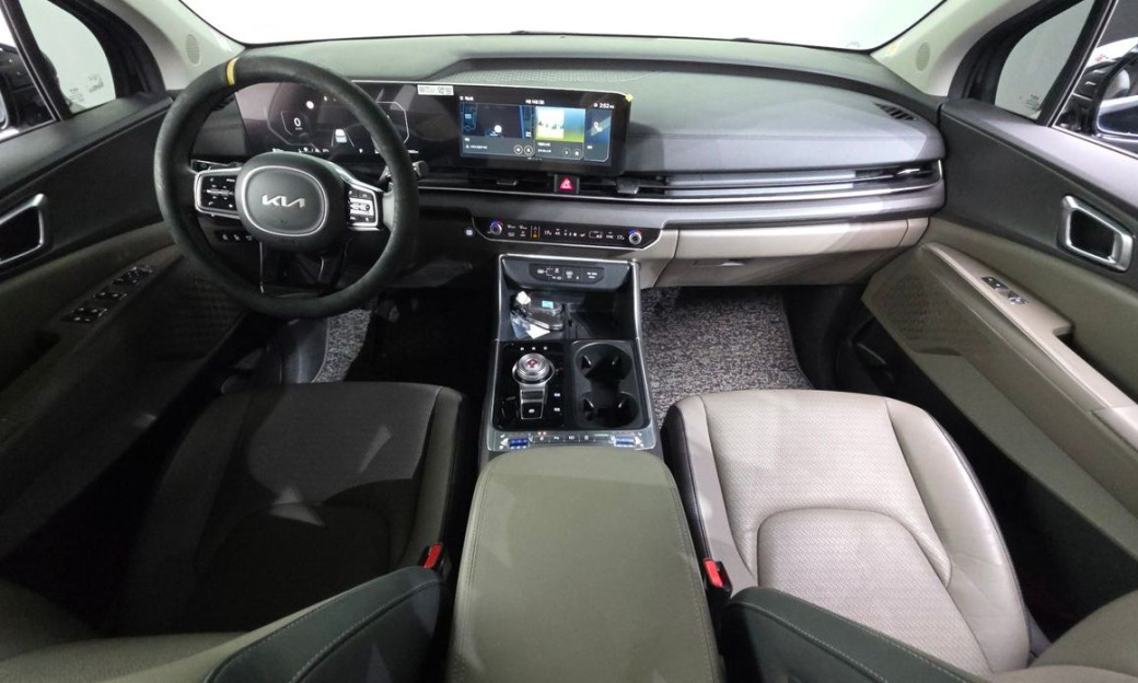 Kia Carnival 7-Seater Outdoor, 2025
