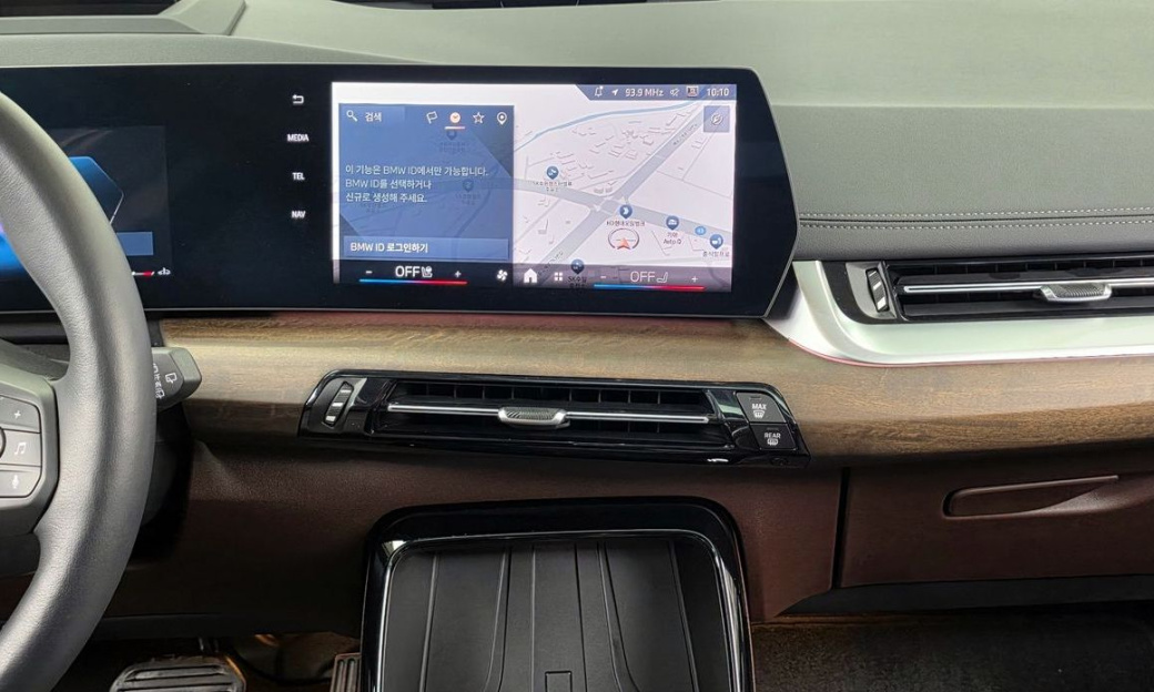 BMW 2-Series 220i Luxury, 2024