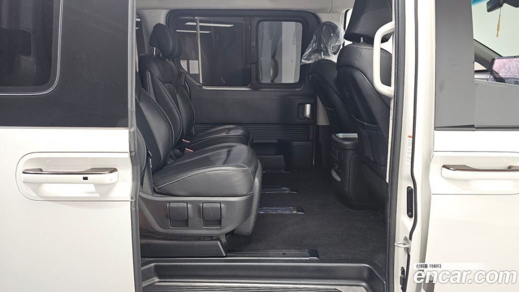 Hyundai Staria 4WD Lounge 7-Seater, 2022