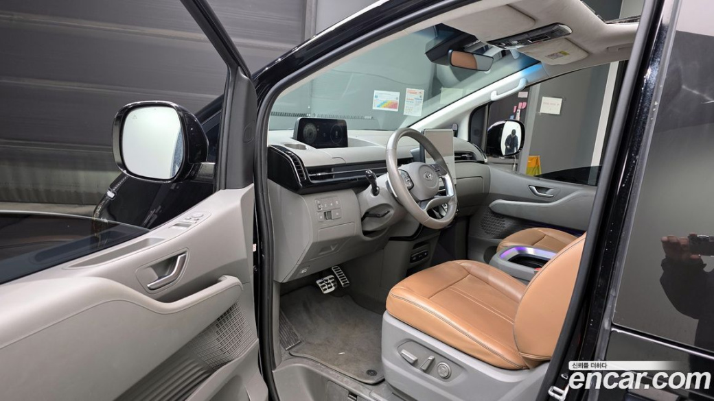Hyundai Staria 4WD Lounge 7-Seater, 2023