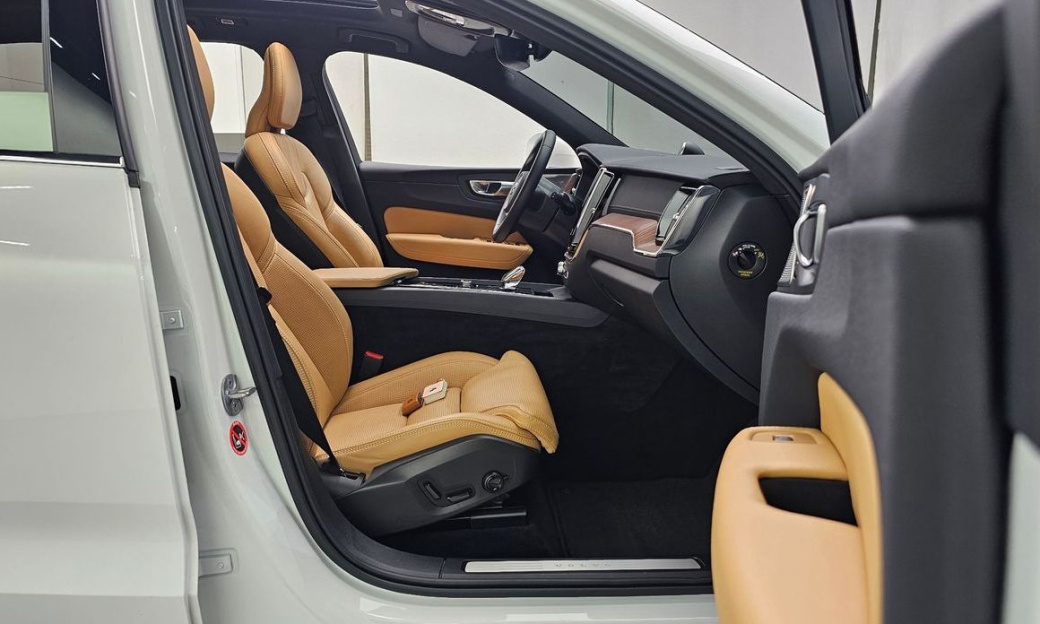 Volvo XC60 B6 Ultimate Bright, 2024