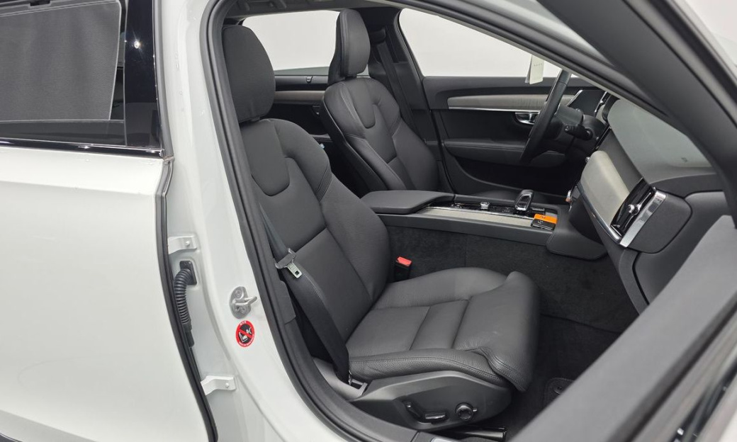 Volvo V90 B5 Plus AWD, 2025