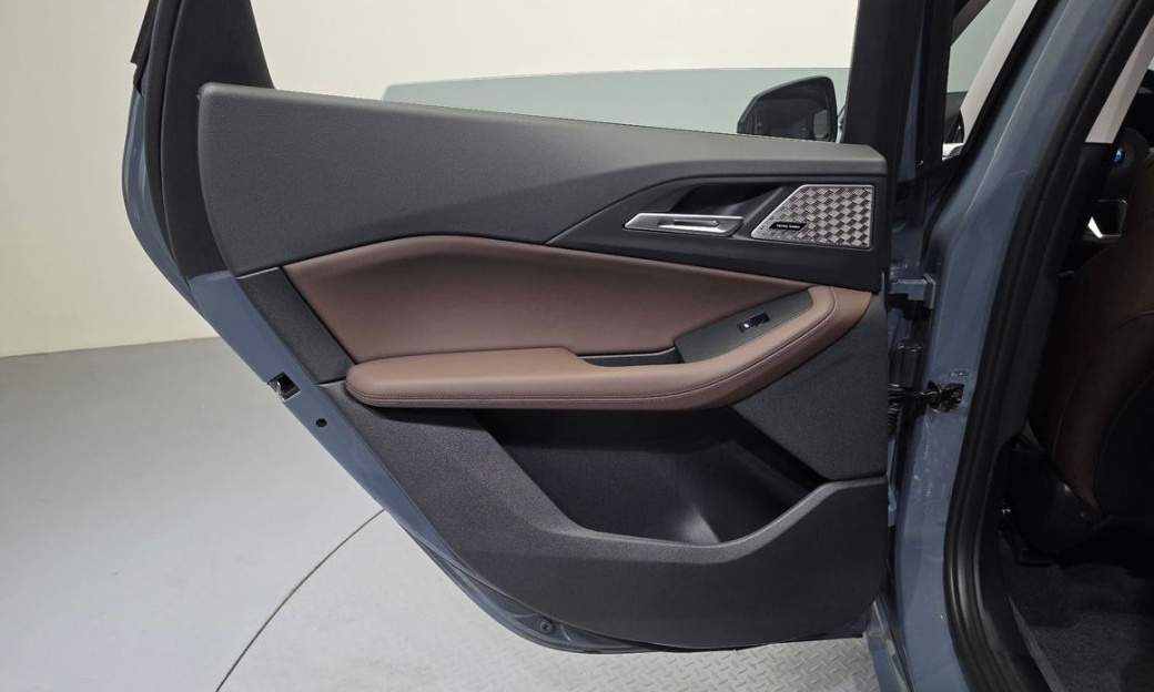 BMW 2-Series 220i Luxury, 2025