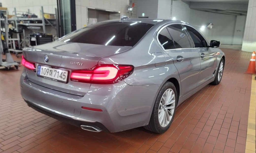 BMW 5-Series 520i Luxury, 2023