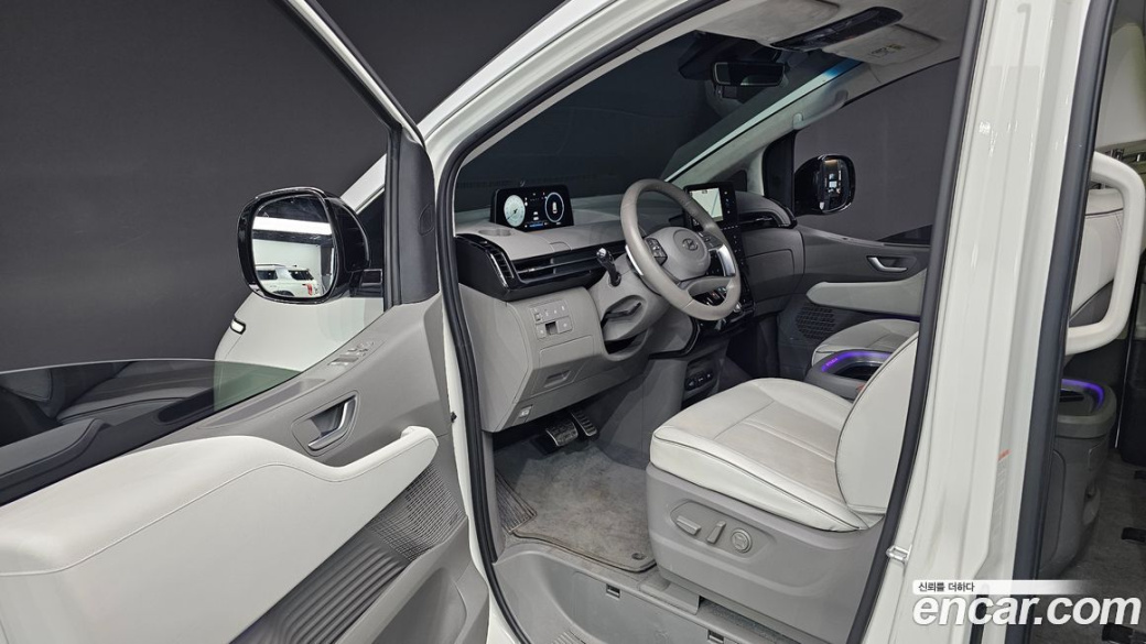 Hyundai Staria 4WD Lounge 9-Seater, 2023