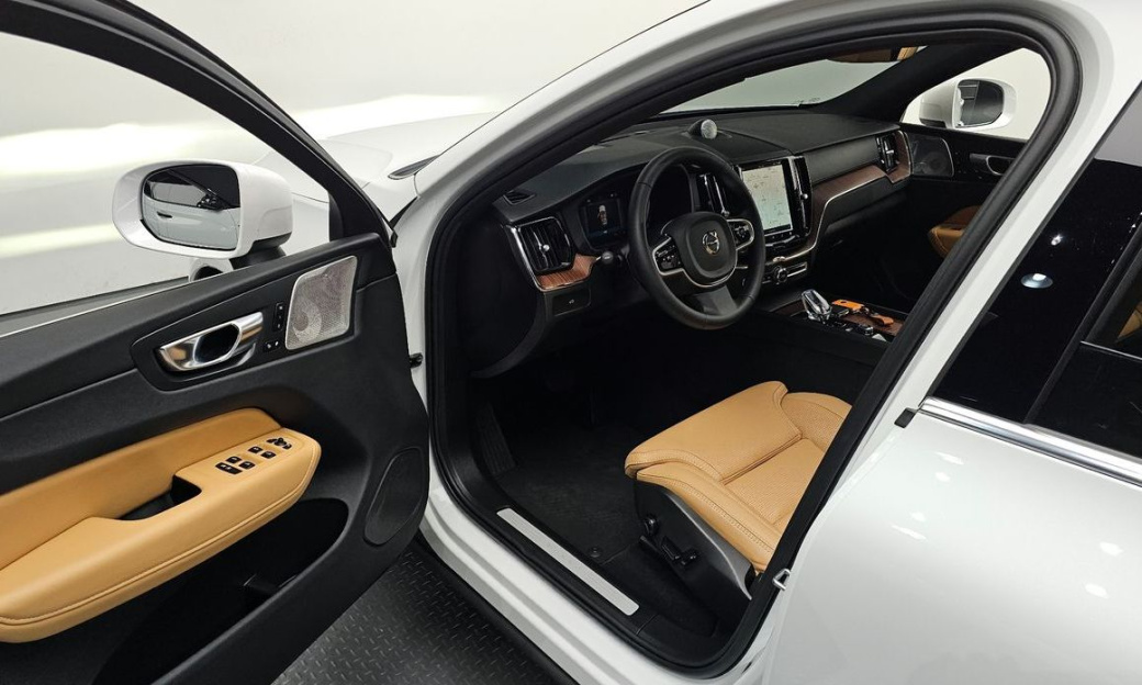 Volvo XC60 B6 Ultra Bright, 2025
