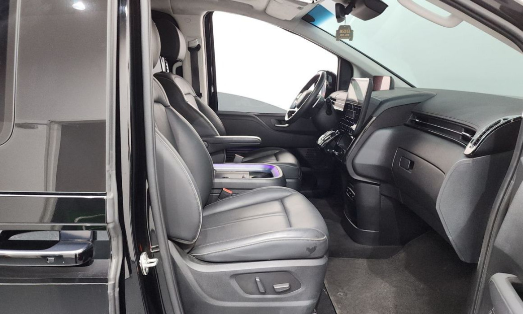 Hyundai Staria 4WD Lounge 7-Seater, 2025