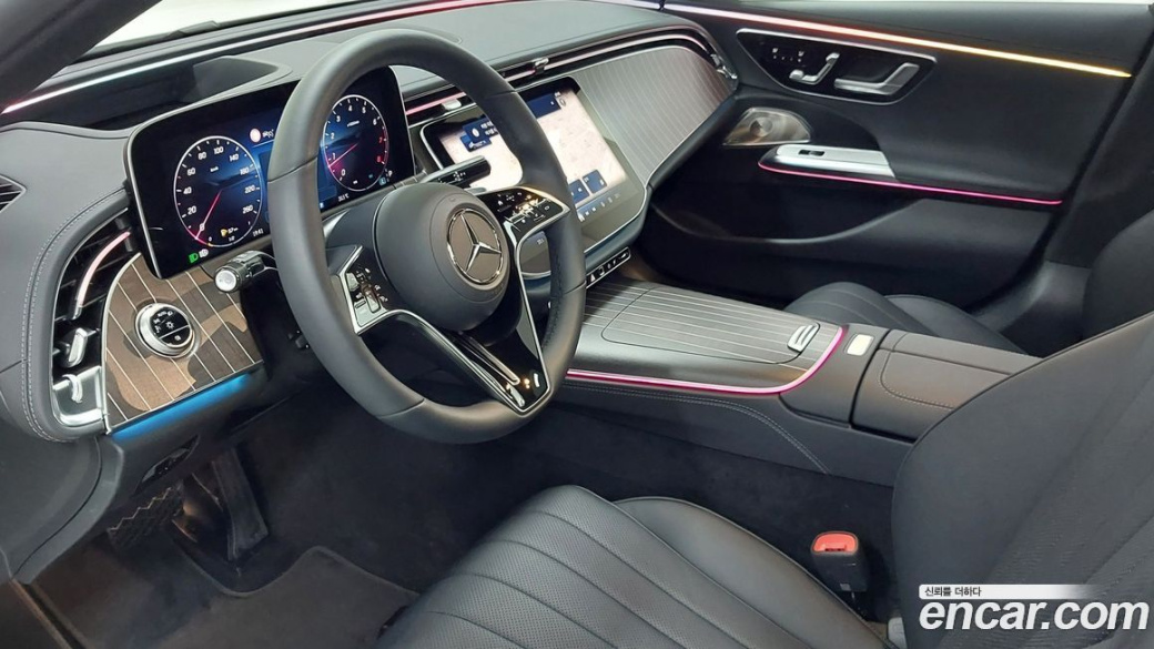 Mercedes-Benz E-Class E300 4MATIC Exclusive, 2025