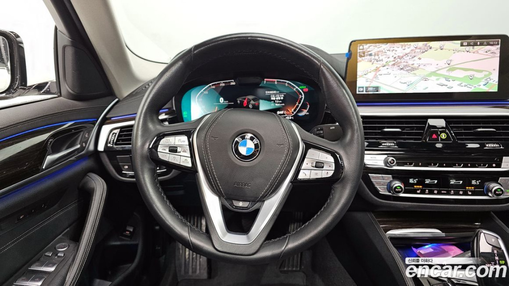 BMW 5-Series 520i Luxury, 2022