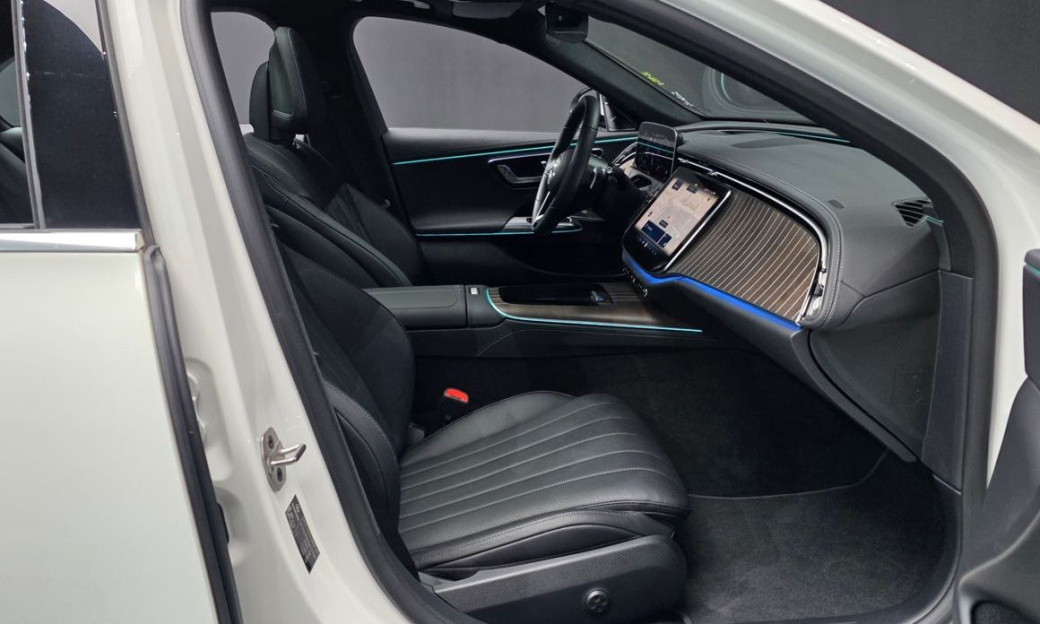 Mercedes-Benz E-Class E300 4MATIC Exclusive, 2025