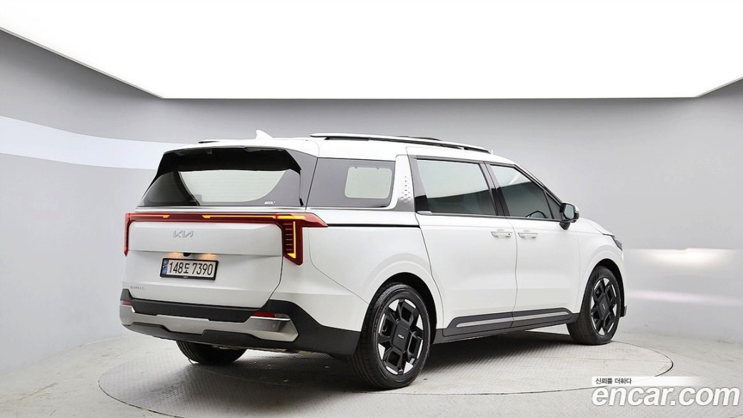 Kia Carnival 9-Seater Signature, 2024