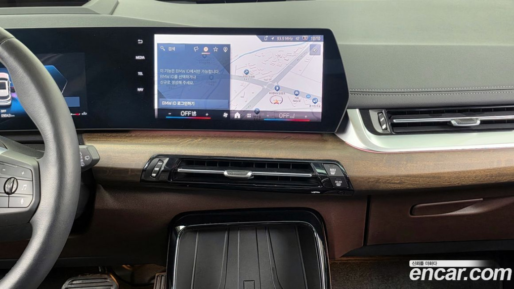 BMW 2-Series 220i Luxury, 2024