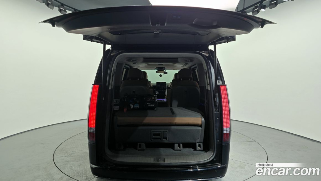 Hyundai Staria 4WD Lounge 9-Seater, 2023