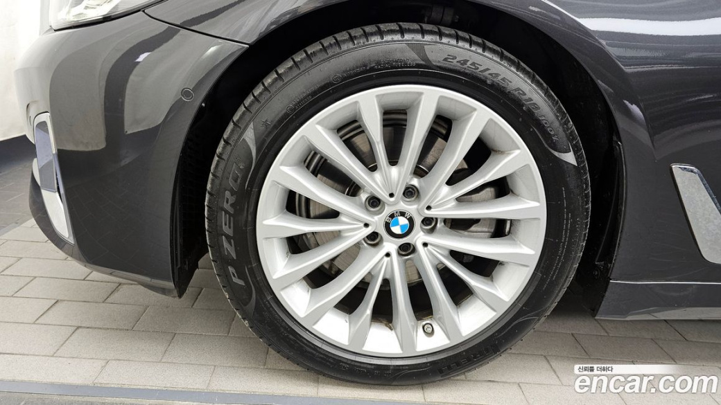 BMW 5-Series 520i Luxury, 2022