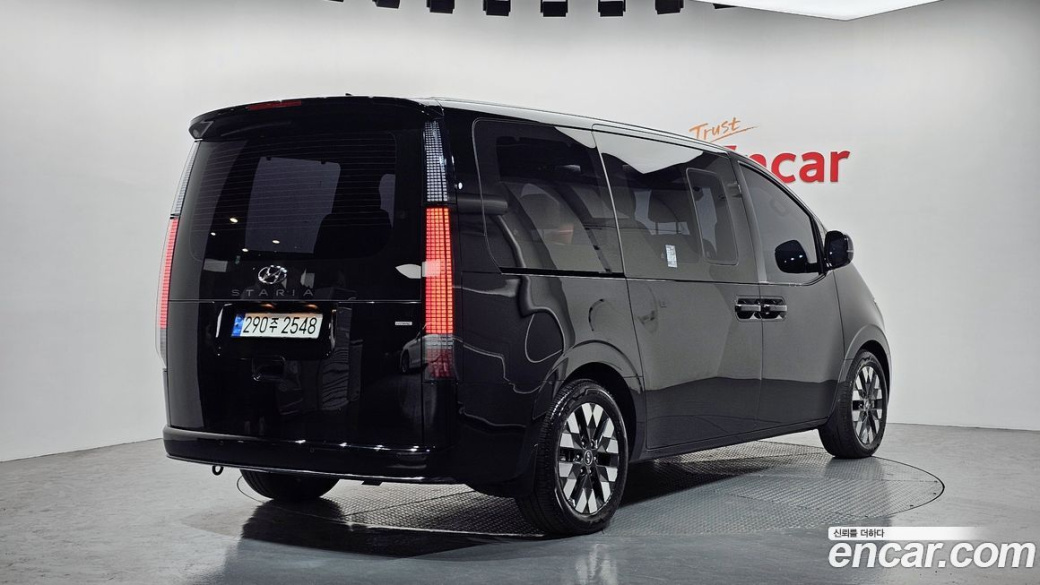 Hyundai Staria 4WD Lounge 9-Seater, 2023
