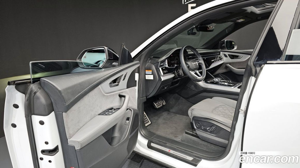 Audi Q8 55 TFSI Quattro Premium, 2022