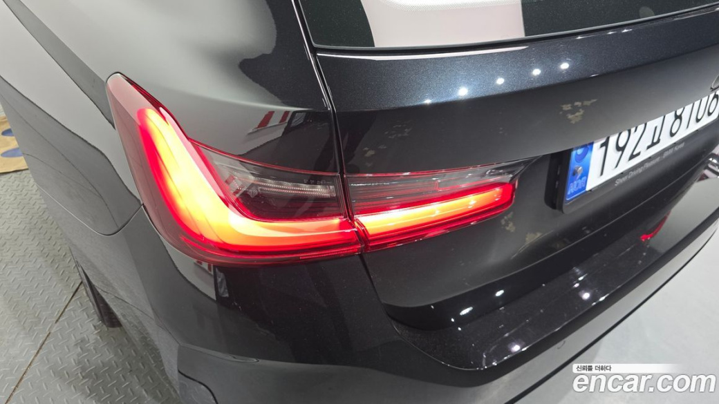 BMW 3-Series 320i Touring, 2023