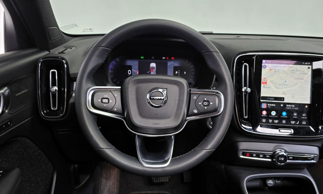 Volvo XC40 B4 Black Edition, 2025
