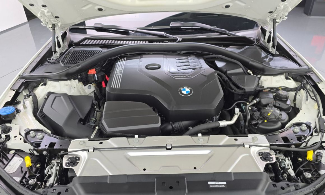 BMW 3-Series 320i, 2024