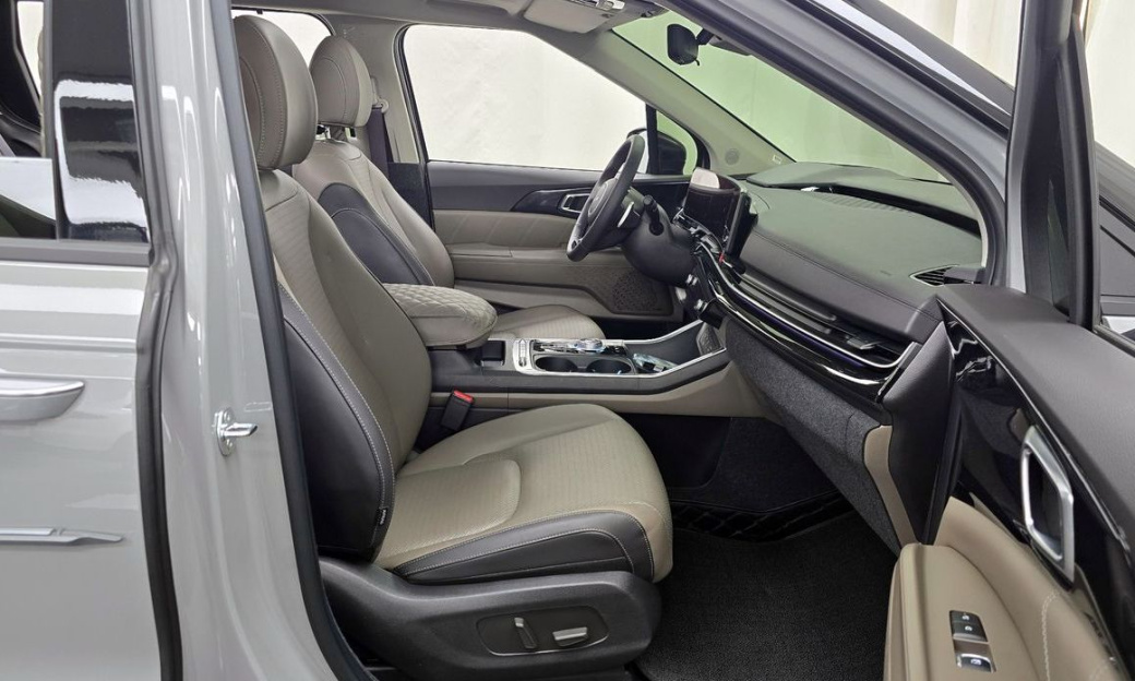 Kia Carnival 7-Seater Gravity, 2025