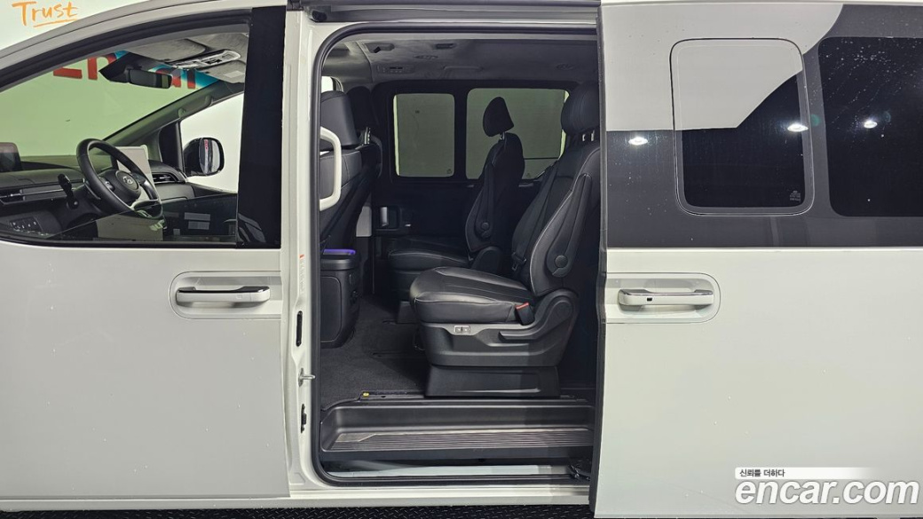 Hyundai Staria 4WD Lounge 9-Seater, 2023