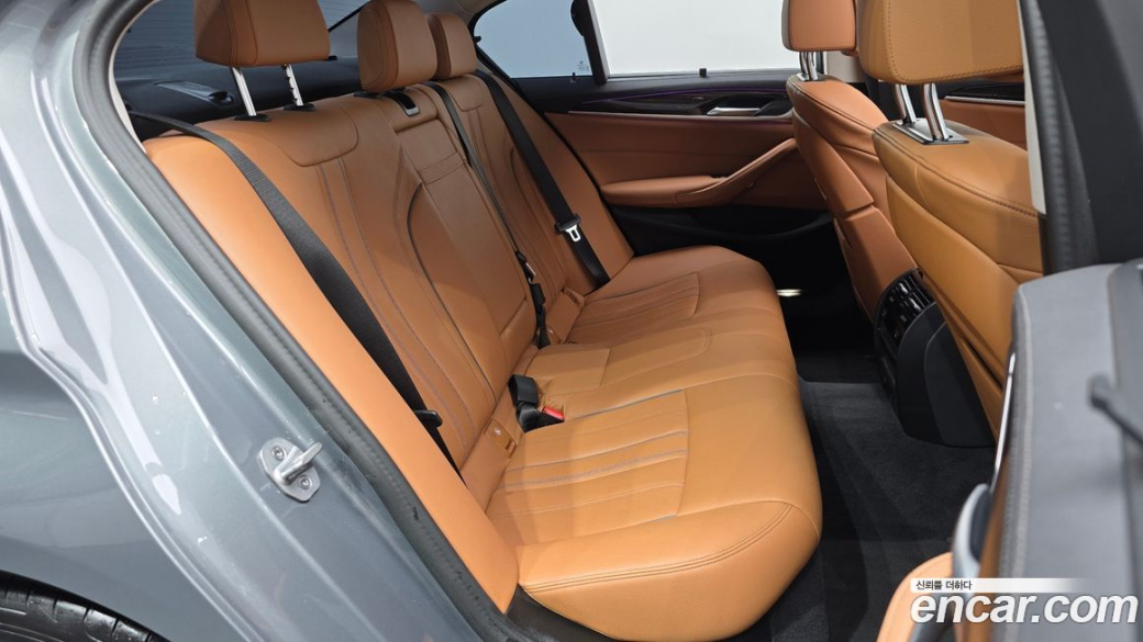 BMW 5-Series 520i Luxury, 2023