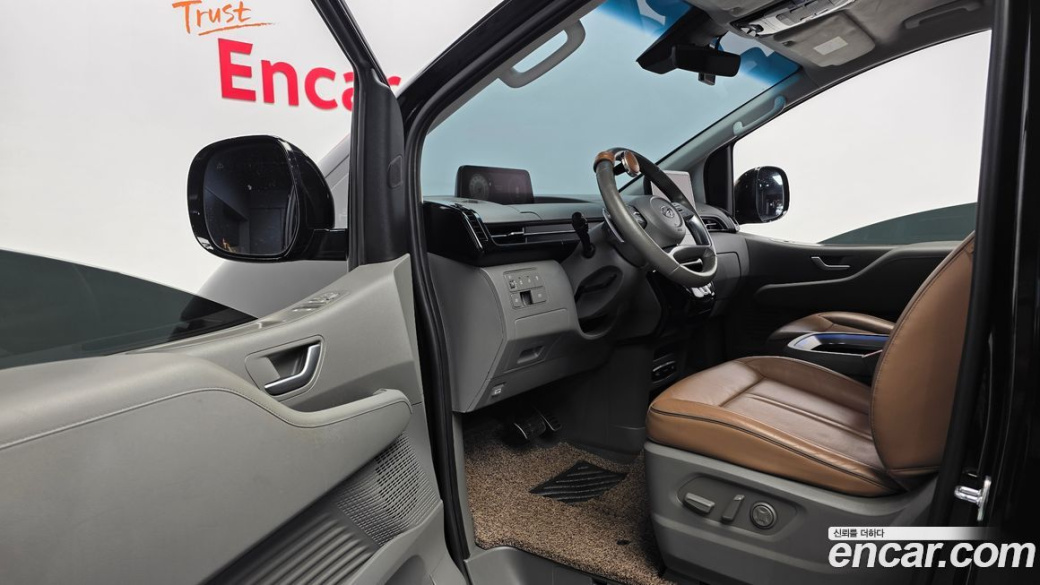 Hyundai Staria 4WD Lounge 7-Seater, 2022