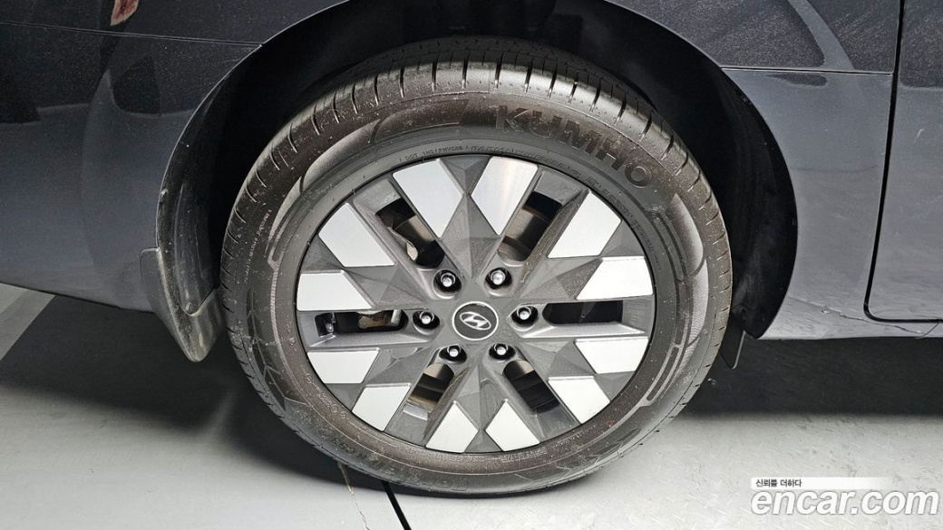 Hyundai Staria Lounge 9-Seater, 2023