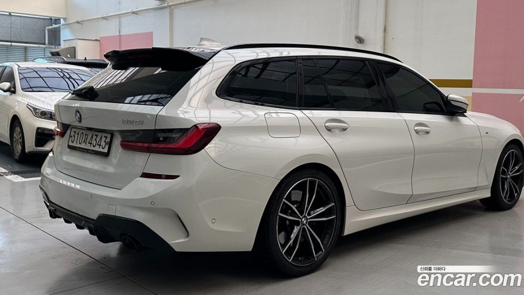 BMW 3-Series 320i Touring M Sports, 2022