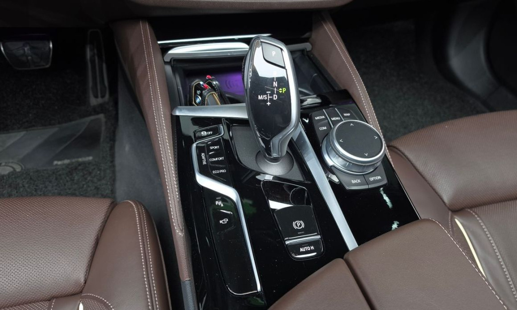 BMW 5-Series M550i xDrive, 2022