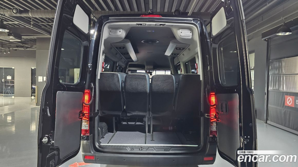 Hyundai Solati 15-seater, 2023