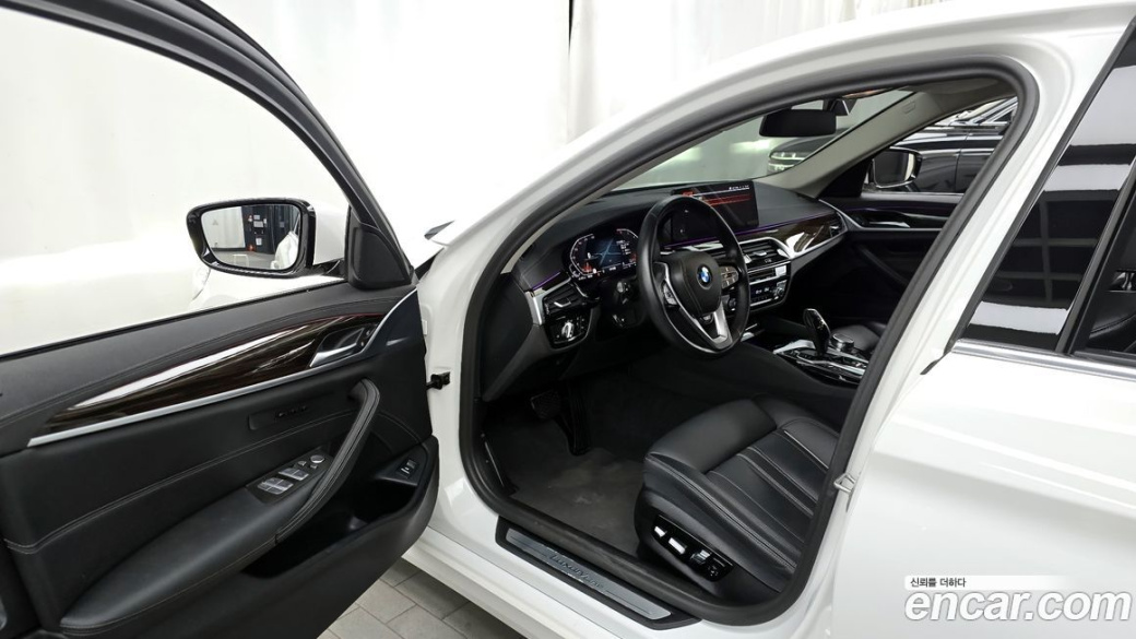BMW 5-Series 520i Luxury, 2023