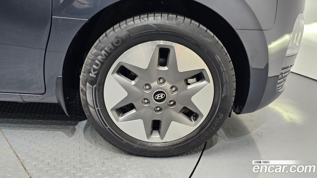 Hyundai Staria 4WD Tourer 11-Seater, 2023