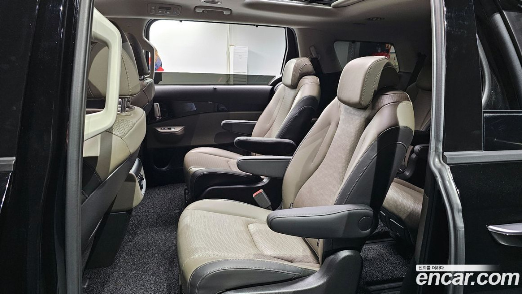 Kia Carnival 9-Seater Gravity, 2025