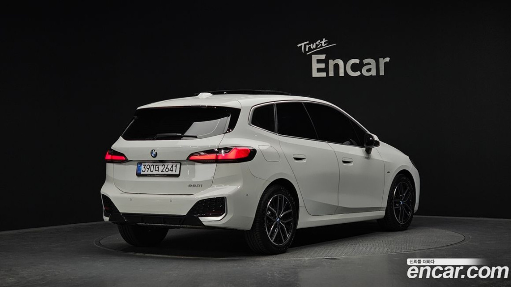BMW 2-Series 220i M Sport Design, 2025