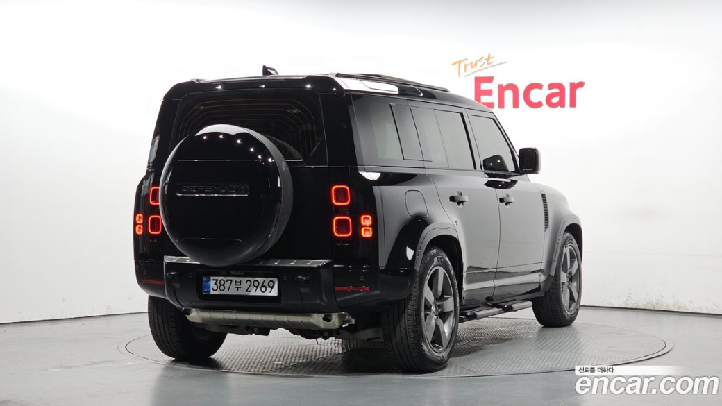 Land Rover Defender 110 P300 X-Dynamic SE, 2025