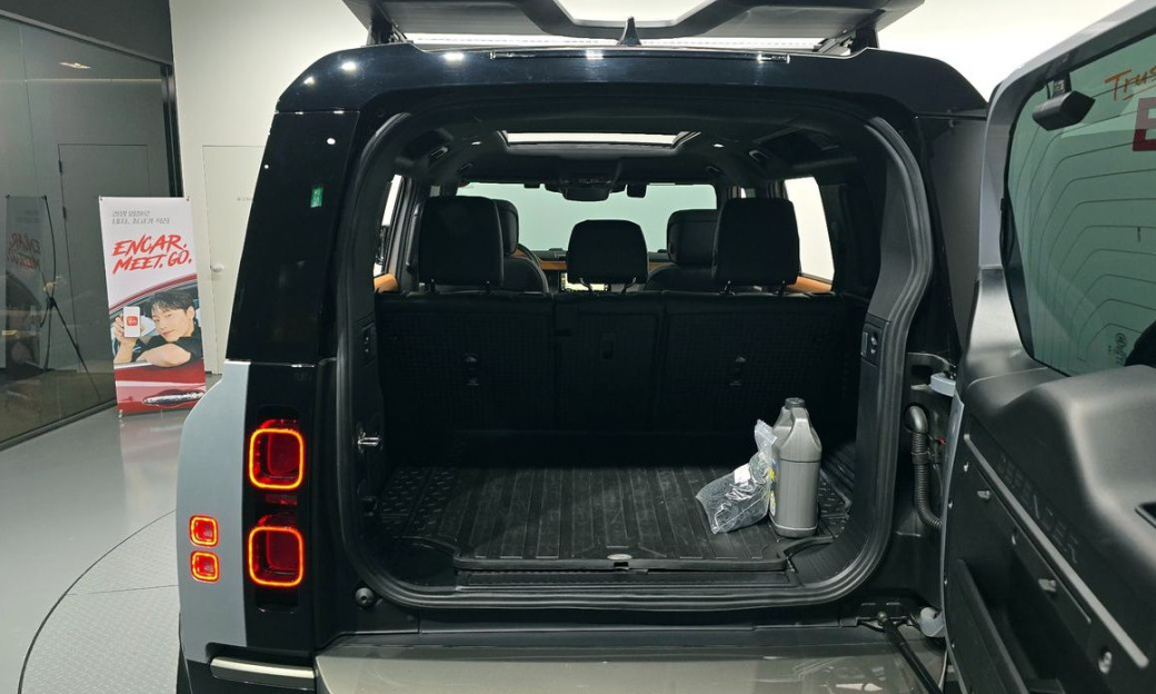 Land Rover Defender 110 P300 X-Dynamic SE, 2024