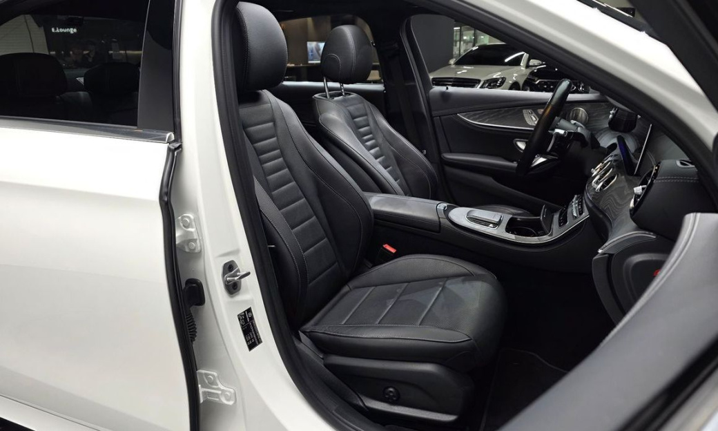 Mercedes-Benz E-Class E350 4MATIC AMG Line, 2022