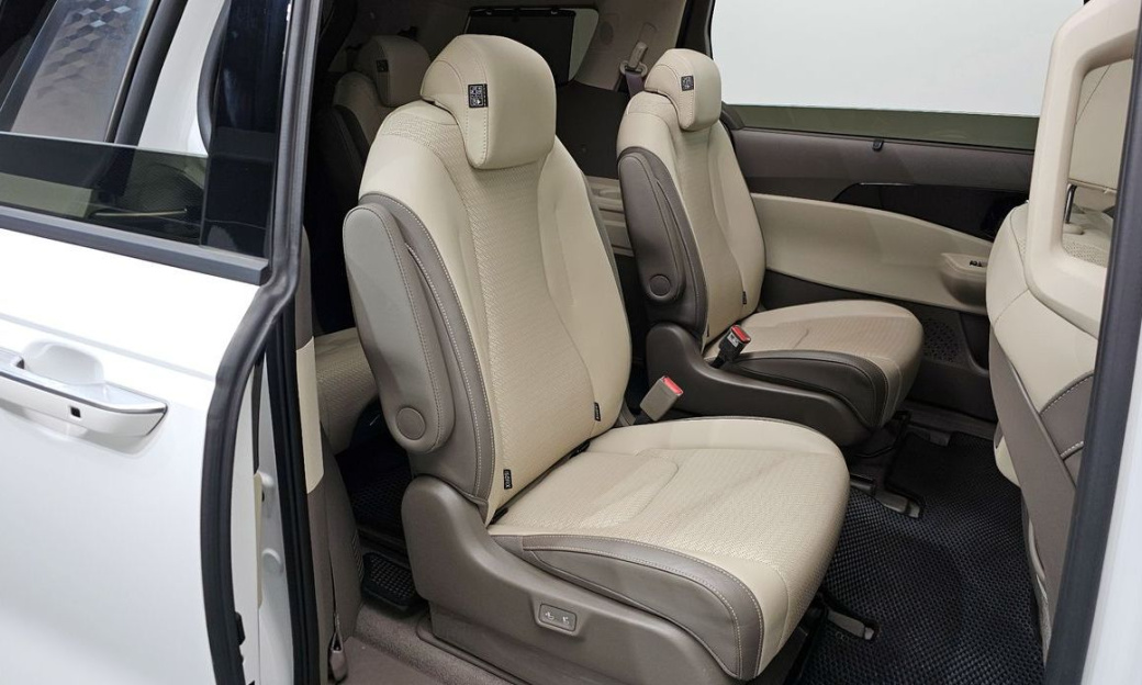Kia Carnival 9-Seater Signature, 2024