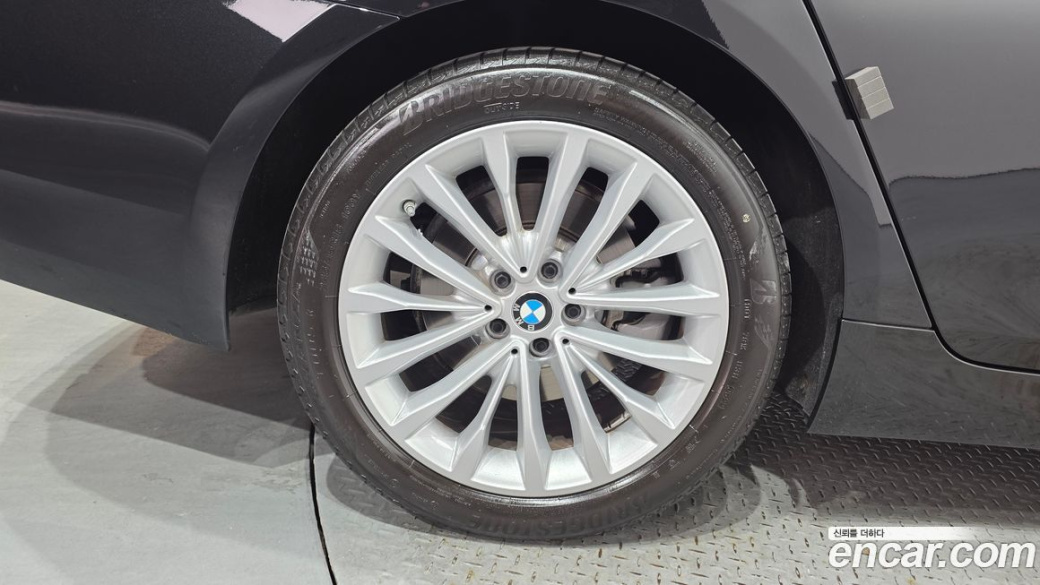 BMW 5-Series 520i Luxury, 2023