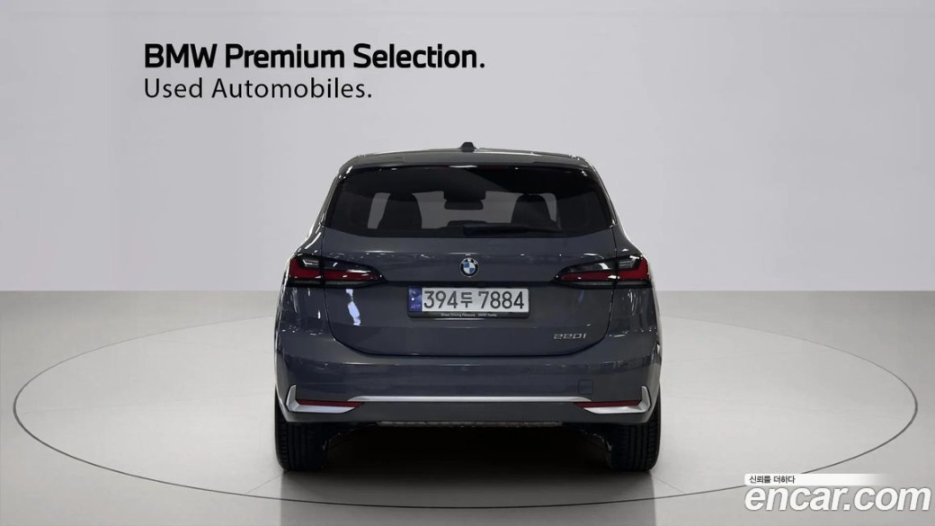 BMW 2-Series 220i Luxury, 2023