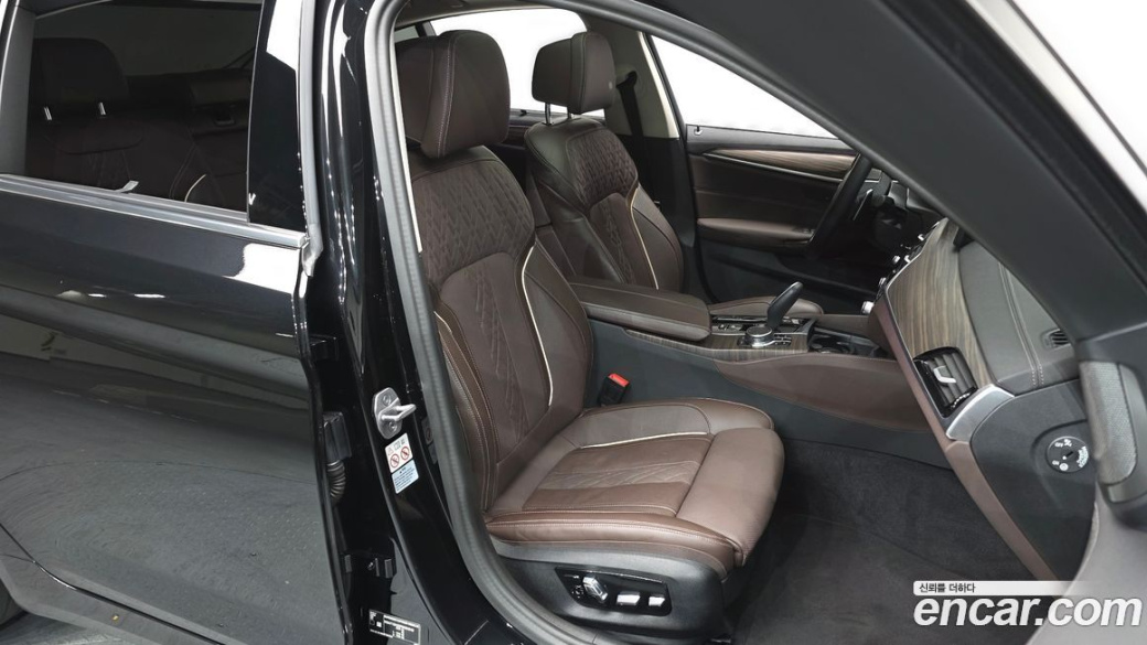 BMW 5-Series 530i Luxury, 2023