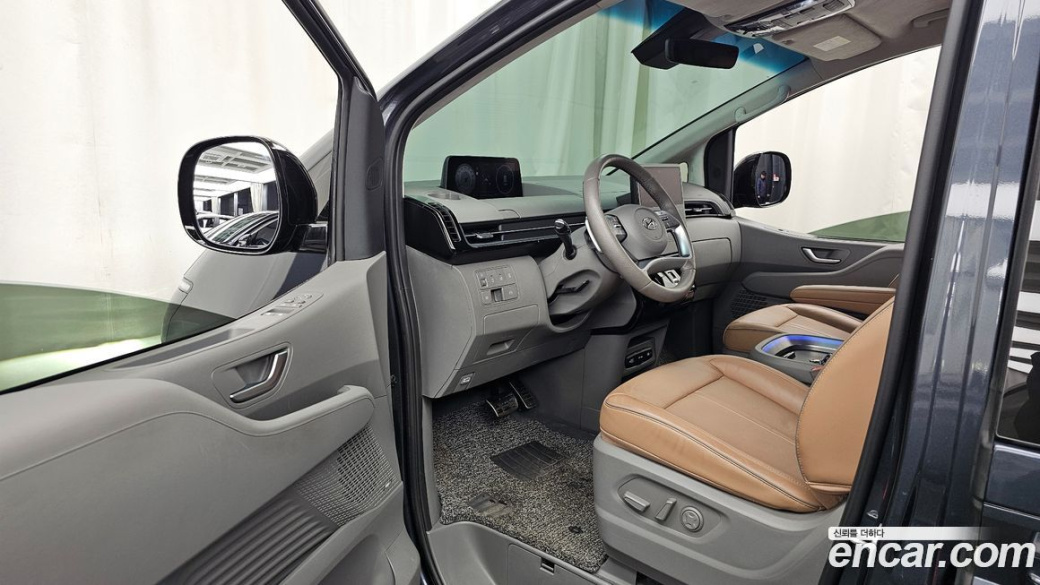 Hyundai Staria 4WD Lounge 9-Seater, 2023