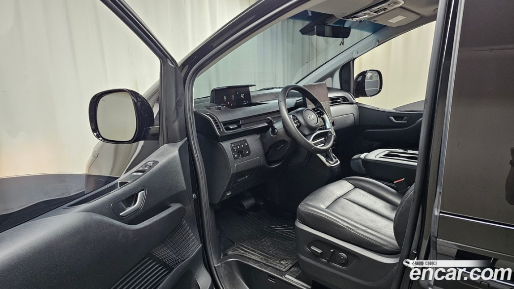 Hyundai Staria 4WD Tourer 11-Seater, 2024